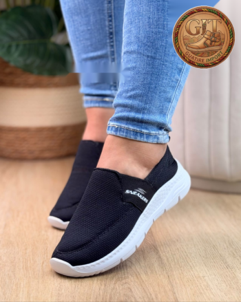 Hermoso sneaker en material malla, laterales en caucho para mayor ajuste